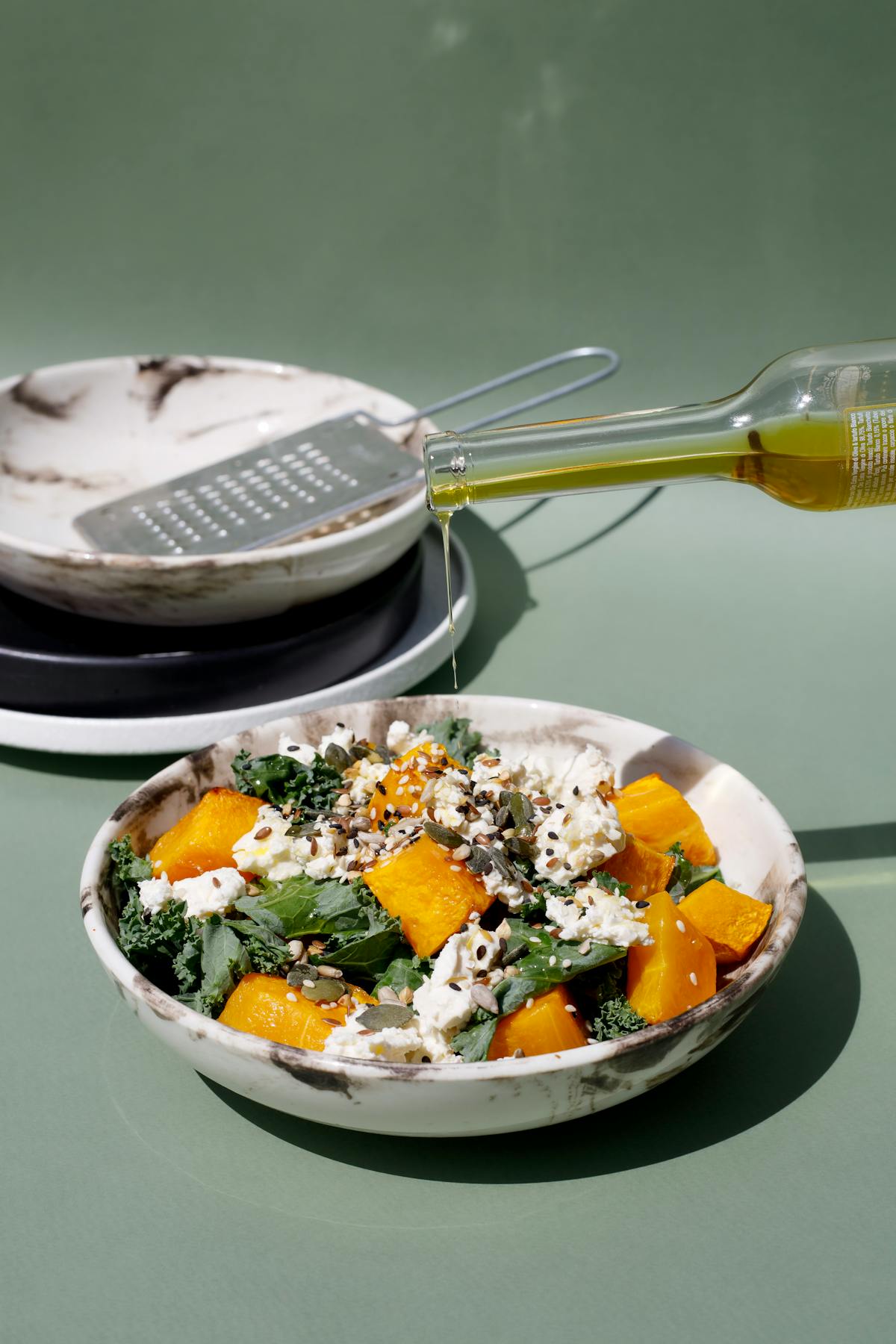 Ciotola con zucca a dadini lattuga e ricotta condita con olio