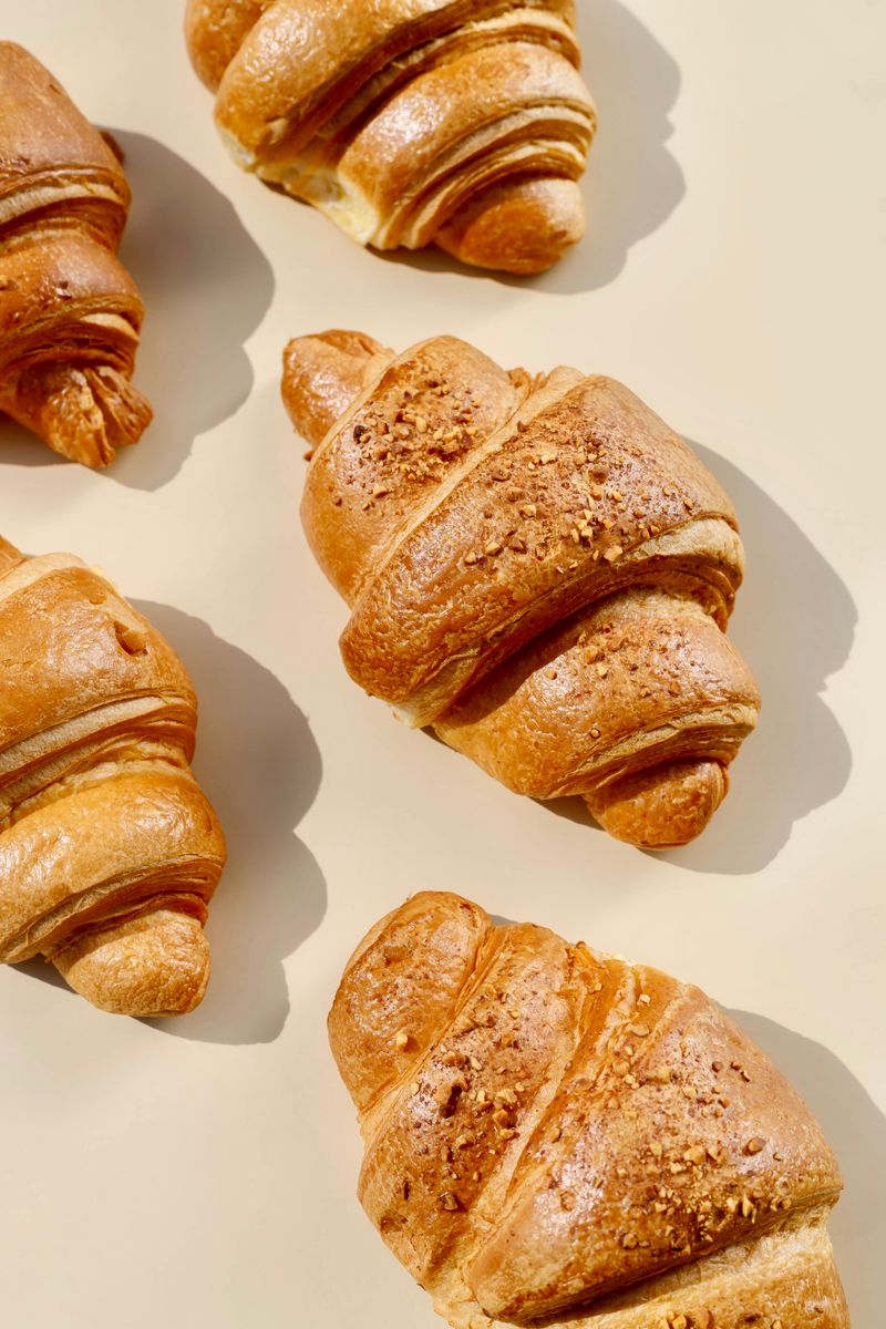 Croissants et viennoiseries artisanales dans une boulangerie à Agen