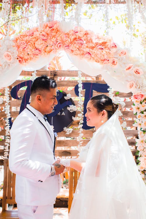 Gratis lagerfoto af ægteskab, asiatisk par, blomsterarrangement