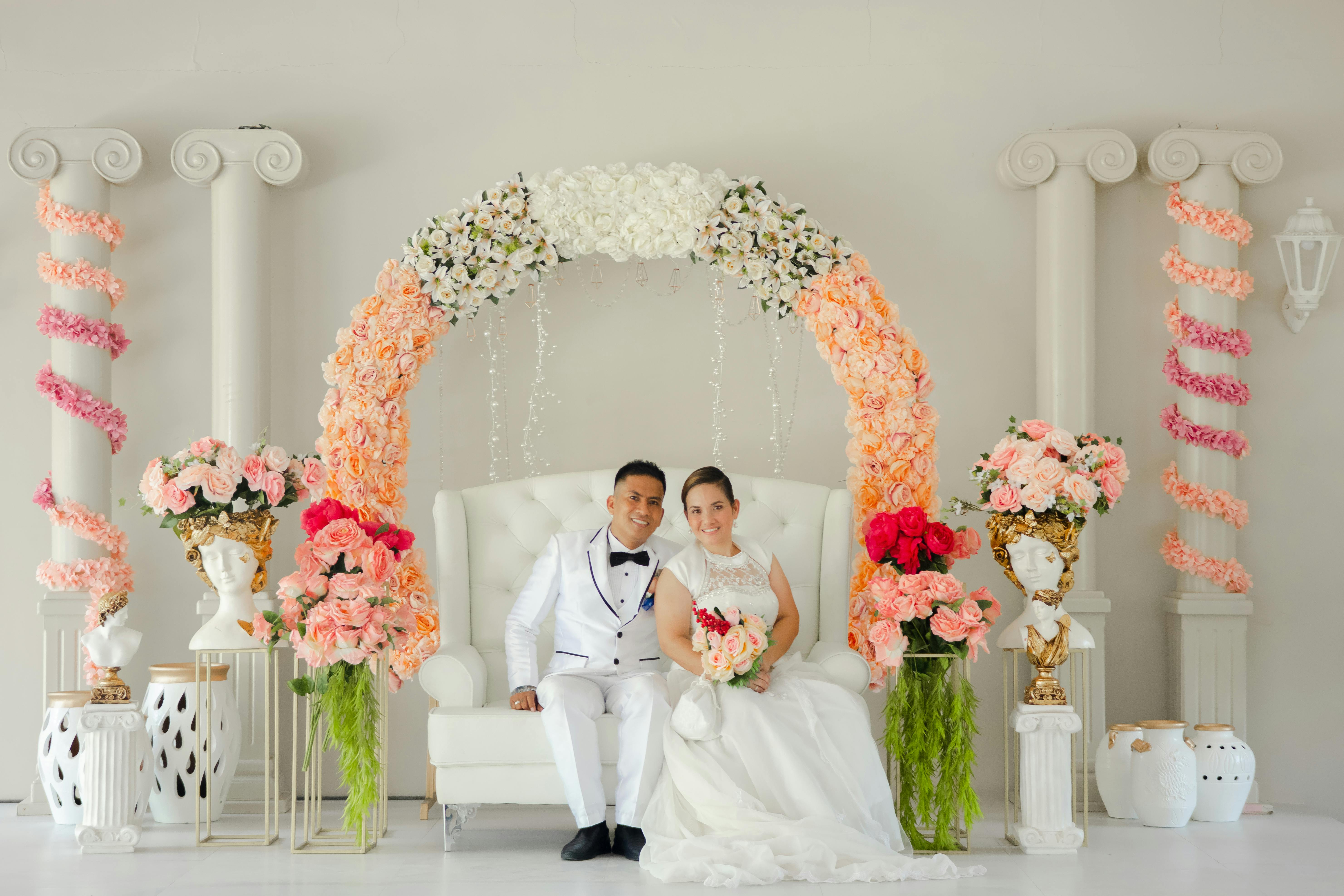 Tình nhân ngọt ngào - Newlywed couple on white couch: Tinh tế hòa quyện chủ đề trắng, ghế sofa được thêm vào để tạo không gian lãng mạn, tạo hình cho các cặp đôi trẻ trong đám cưới. Chắc chắn bạn sẽ có những khoảnh khắc ngọt ngào bên tình nhân trong bức ảnh này.