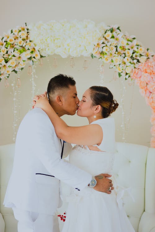 Fotos de stock gratuitas de amor, arreglo floral, beso