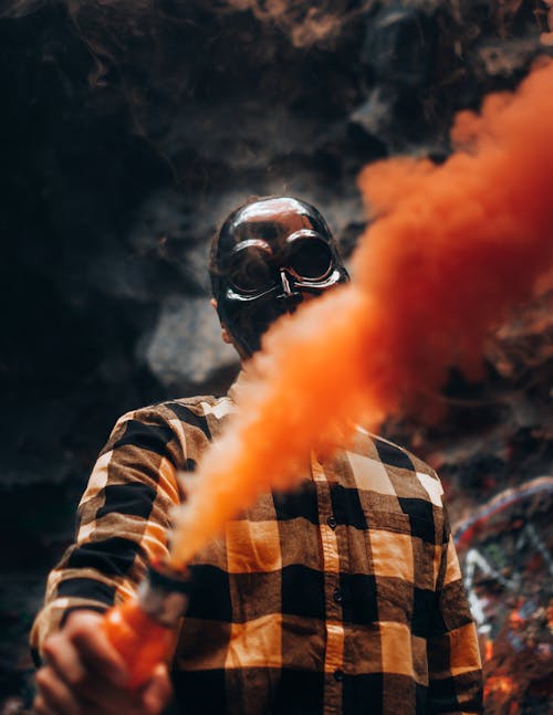 Darmowe zdjęcie z galerii z bomba dymna, dym, osoba