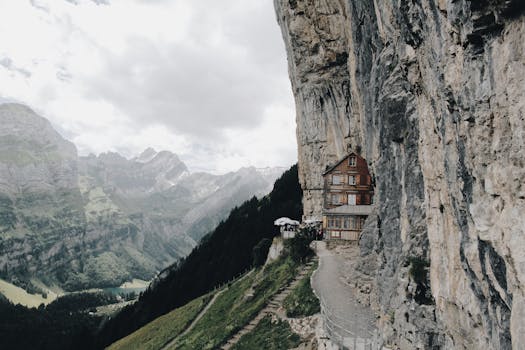 坐落在瑞士悬崖上的山区咖啡馆，景色壮丽