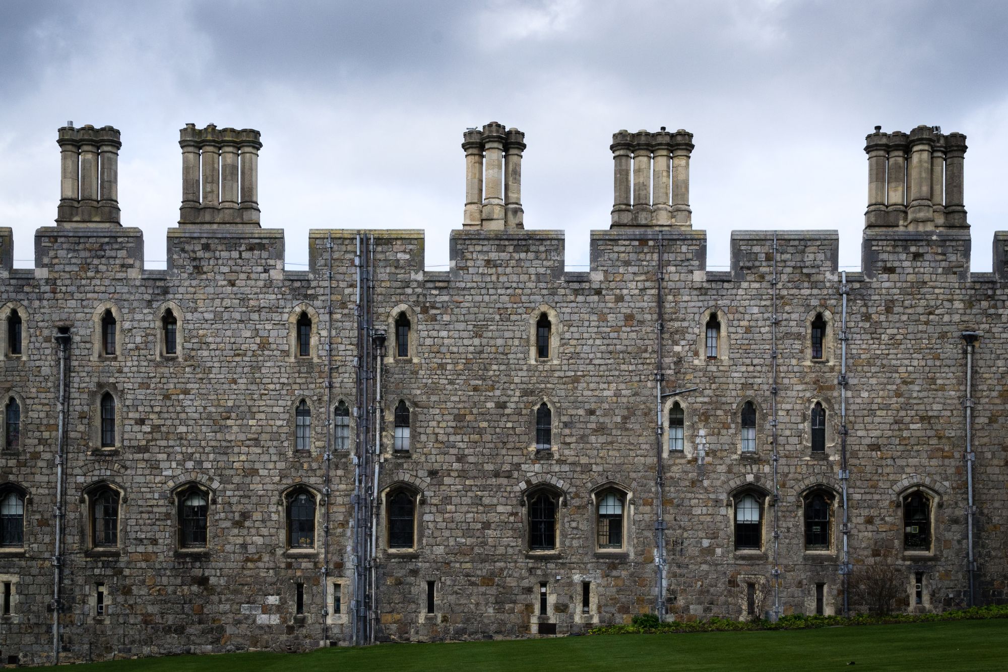 Fachada de piedra de un antiguo colegio internado británico con torres y patio