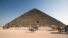 与游客和骆驼车一同探索雄伟的吉萨大金字塔
