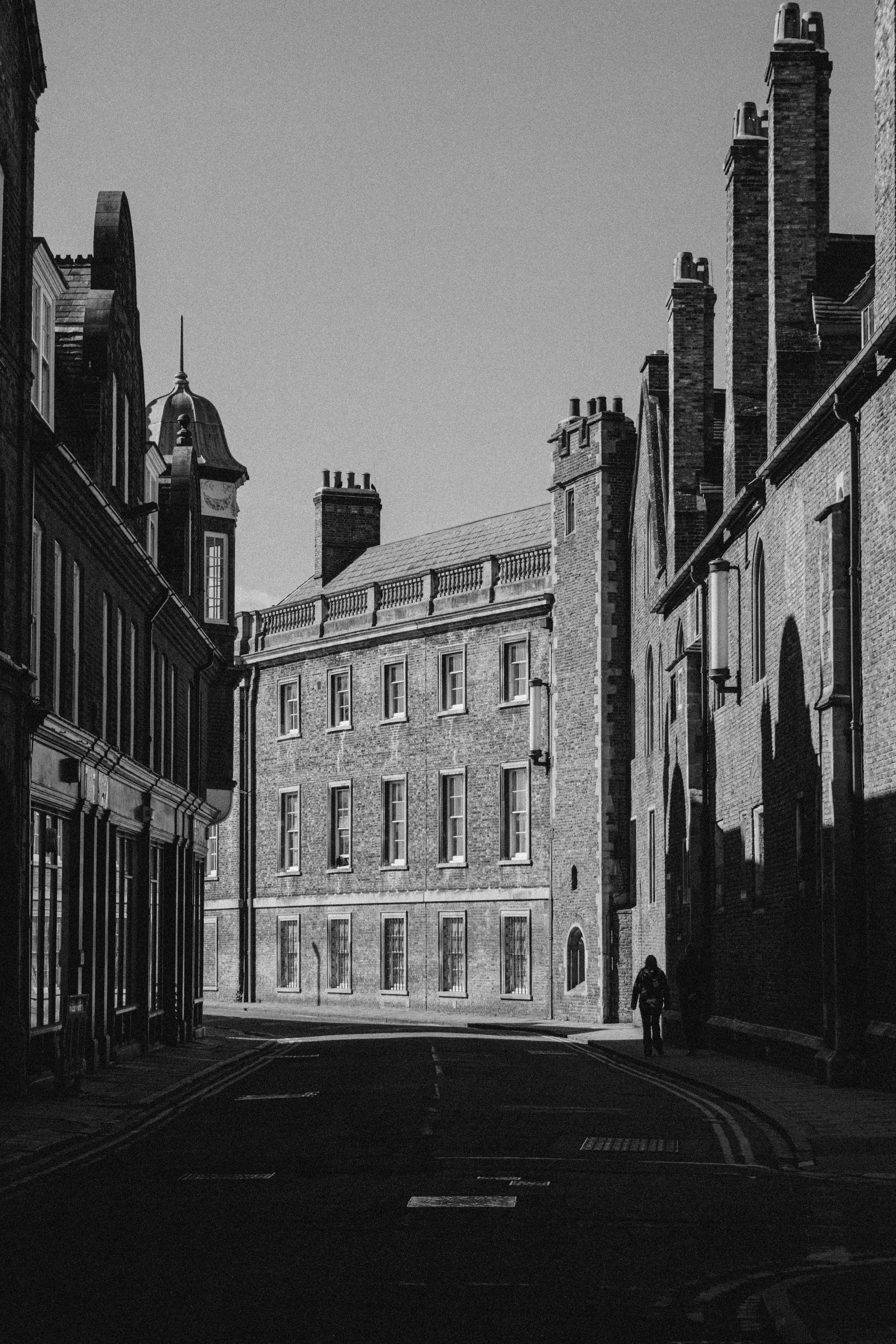 Black and white photo capturing classic architecture in Cambridge, England.