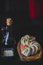 餐厅里的艺术寿司卷配有酱油和芥末