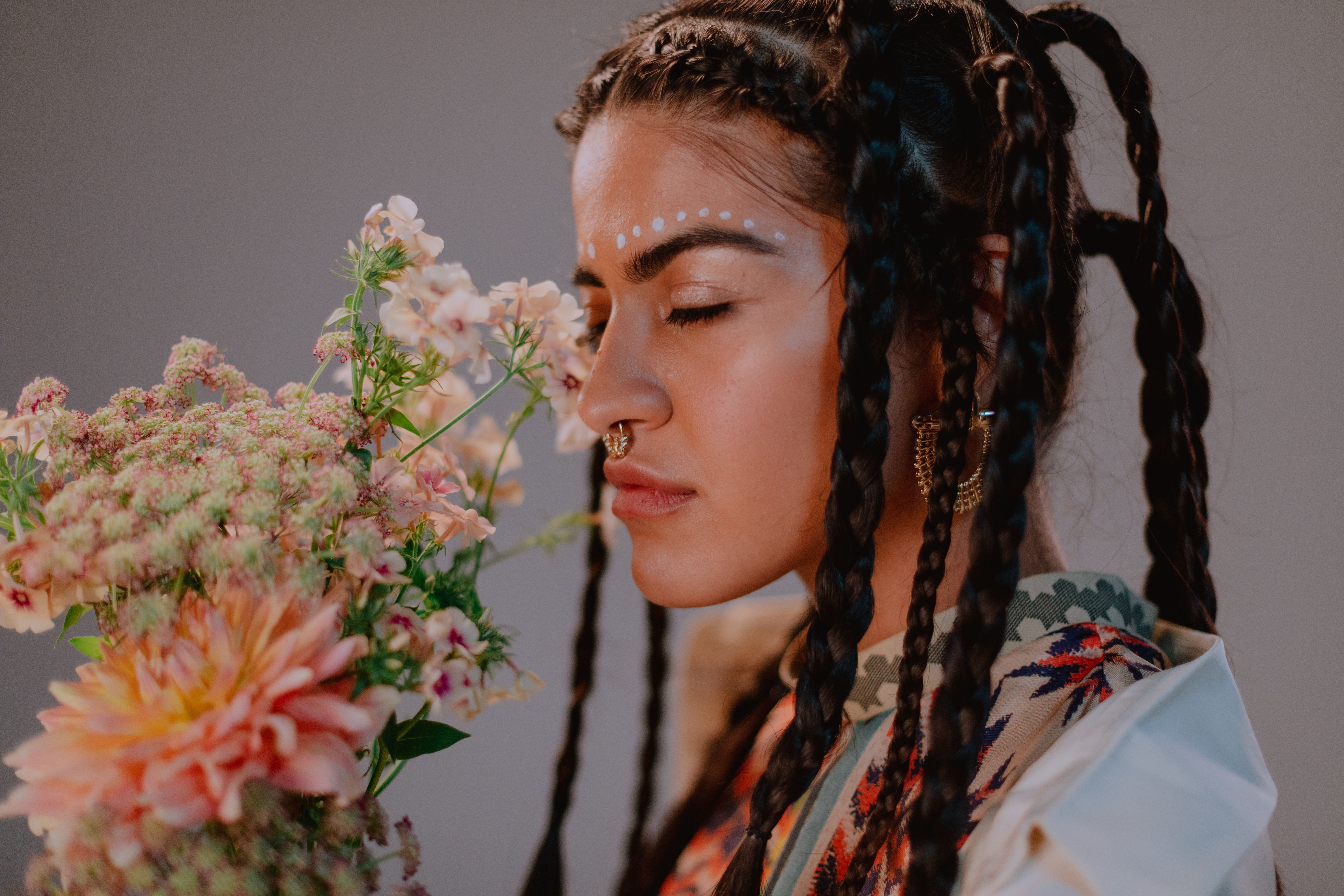 Portrait bohème aux tresses et fleurs, ambiance mode et florale