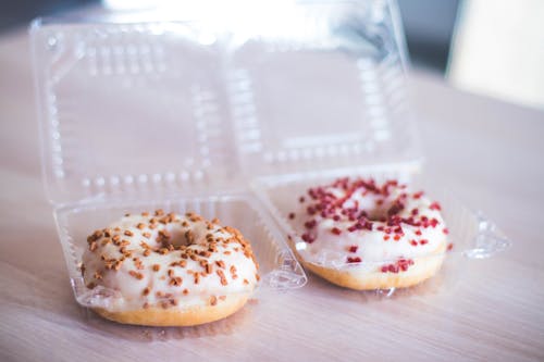 Dois Donuts Em Pacotes De Plástico Transparente