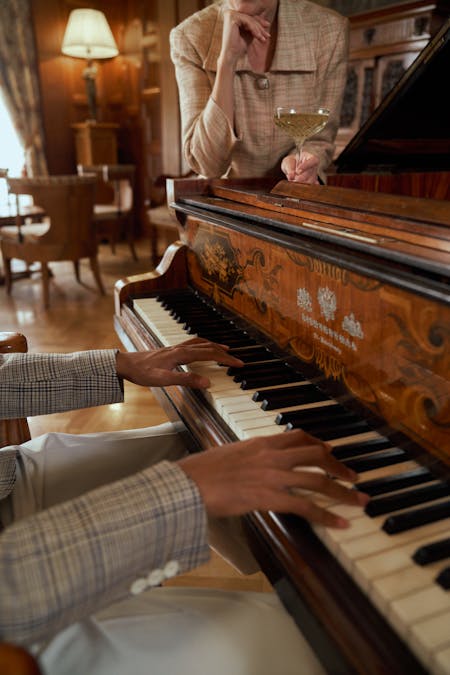 Does playing piano increase hand size?