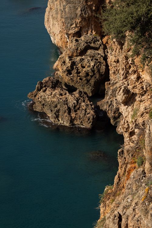 Free A breathtaking view of rugged coastal cliffs meeting the ocean. Stock Photo