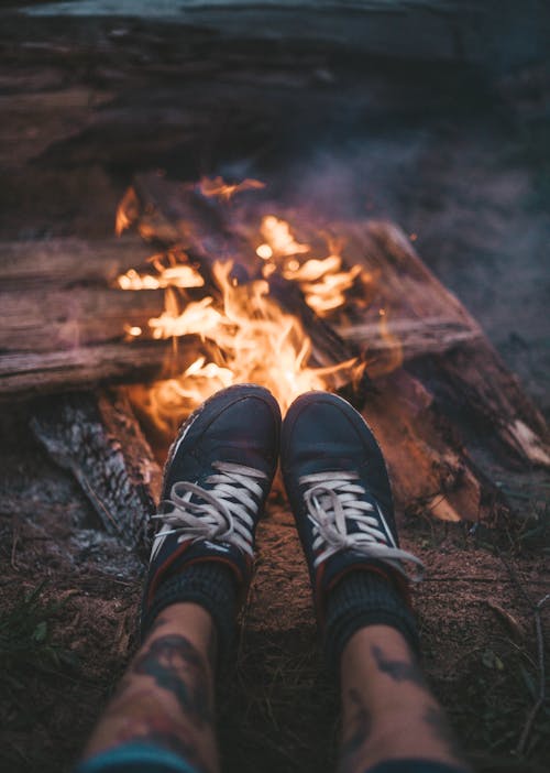 Fotos de stock gratuitas de acampada, ardiente, calcetines