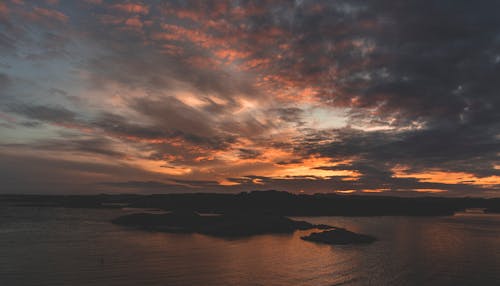 日没時の島のシルエット
