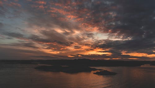 Silhouette De L'île Au Coucher Du Soleil