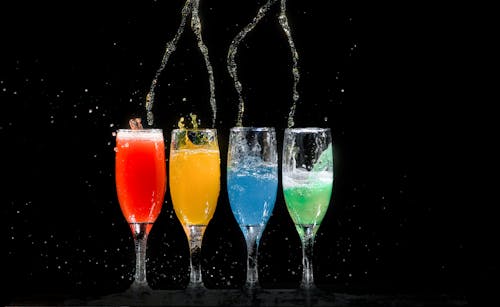 gratis Vier Champagnefluiten Met Vloeistoffen In Diverse Kleuren Stockfoto