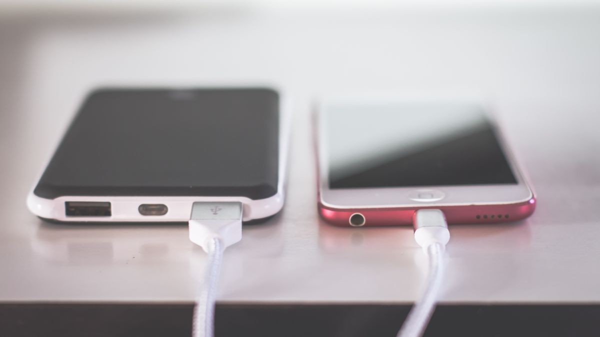 2台のスマートフォンが並んで充電ケーブルにつながれているイメージ
