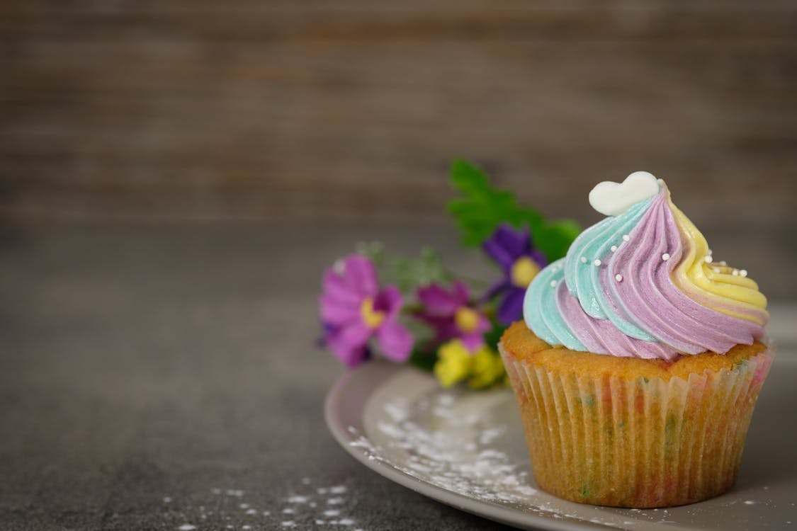 Fotografía De Primer Plano De Cupcake En Placa De Cerámica Gris