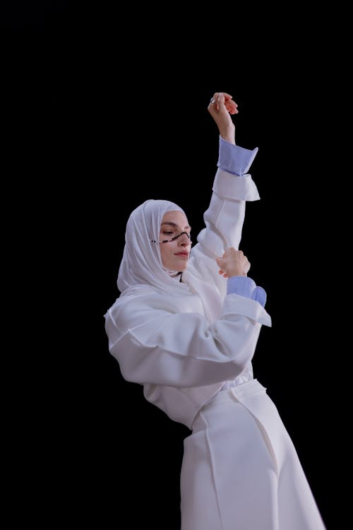 Darmowe zdjęcie z galerii z biały, czarne tło, hidżab