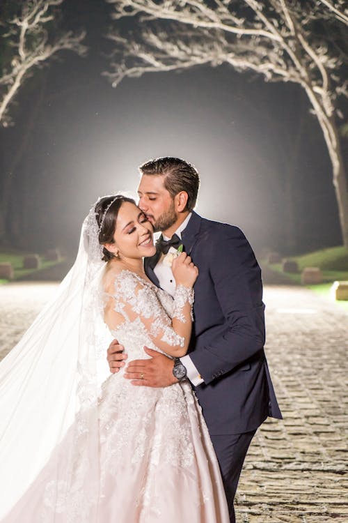 Foto d'estoc gratuïta de amor, besant, boda