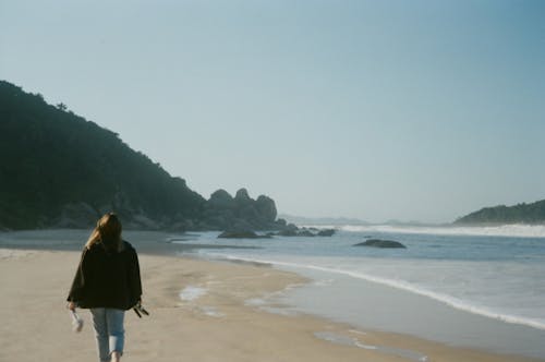 Foto profissional grátis de andando, areia, céu azul
