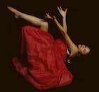 在基辅，一位身着鲜艳红色连衣裙的迷人弗拉门戈舞者正在表演