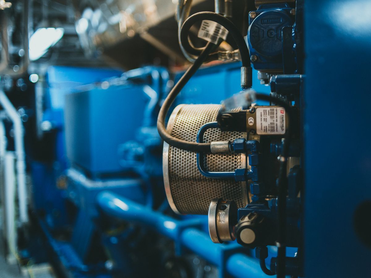 Motor y componentes mecánicos en un taller