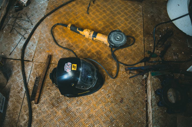 Herramientas y materiales de ferretería profesional