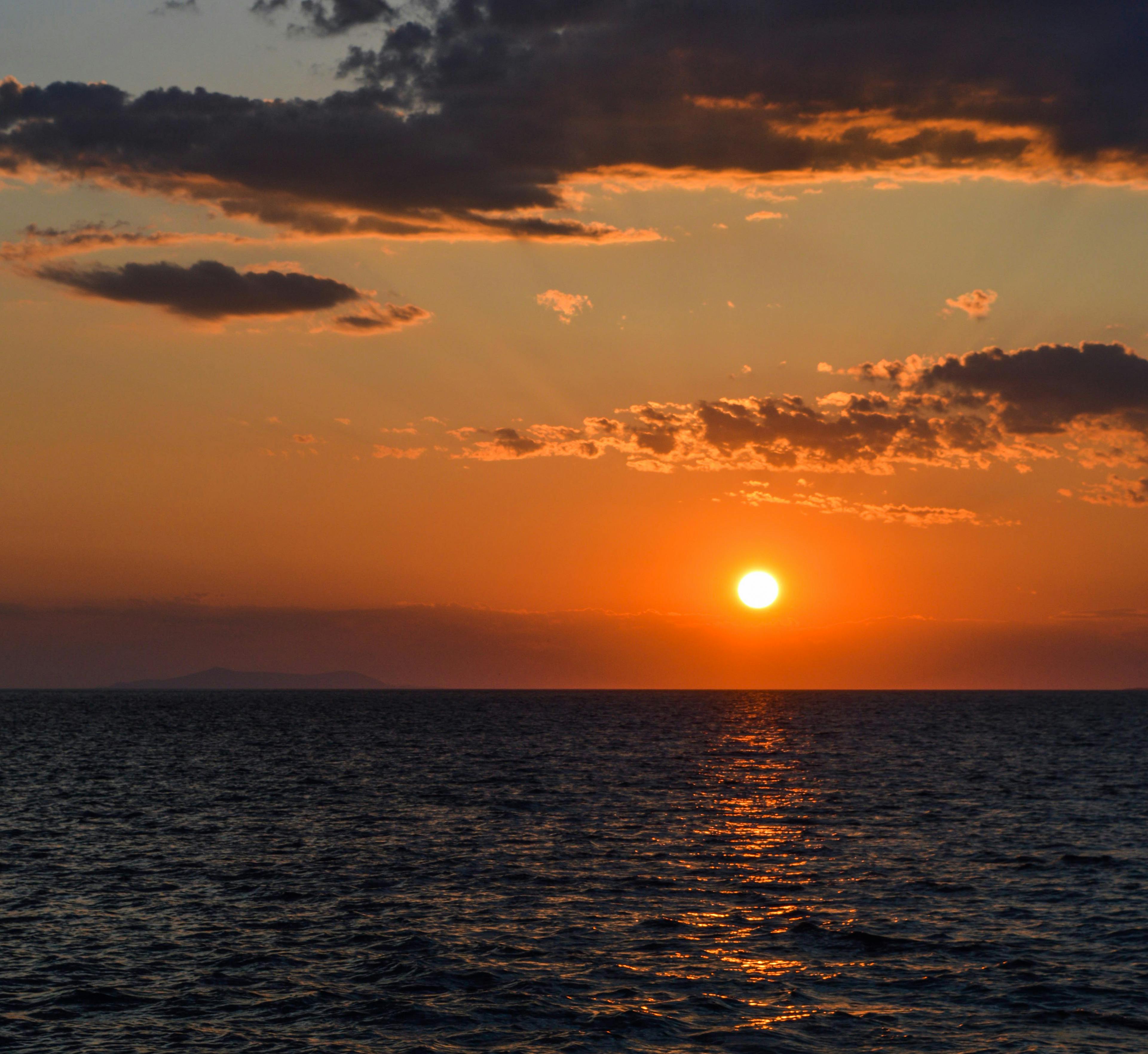 30 Gambar Matahari Terbenam Di Laut Foto Pemandangan HD