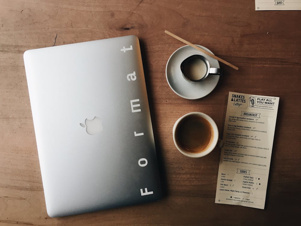 Free Foto De Macbook Near Cup And Saucer Stock Photo