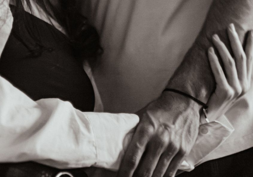 Online dating: starting a conversation on a niche platform