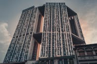 黄昏时分，从低角度拍摄的新加坡现代摩天大楼，展现了城市建筑设计