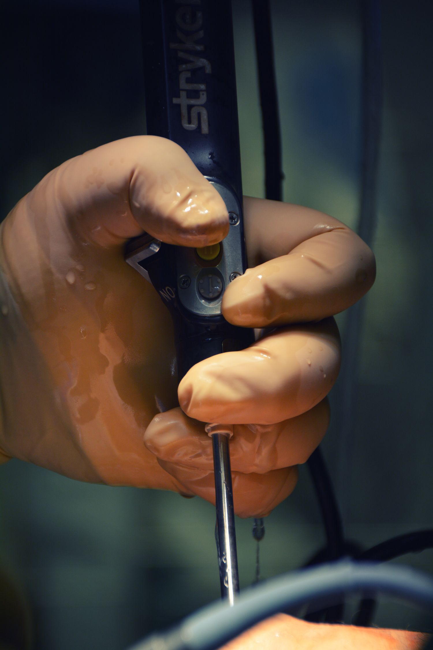Gros plan sur un geste chirurgical de précision de la main, cadrage net et sobre