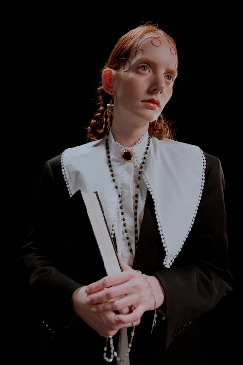 Darmowe zdjęcie z galerii z biały kołnierzyk, broszka, czarna sukienka