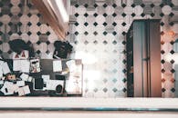 高清镜头下的现代工作空间，有人和几何图案地板