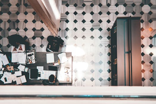 高清镜头下的现代工作空间，有人和几何图案地板