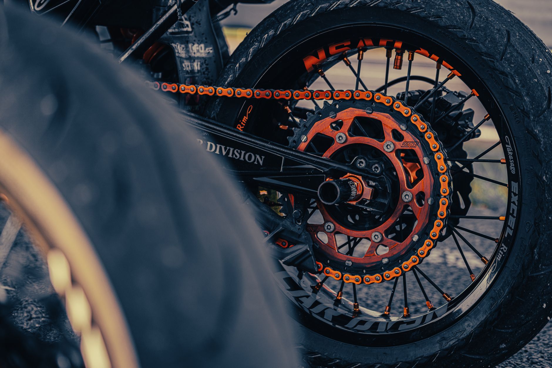Tensione catena moto: come controllare in 30 secondi
