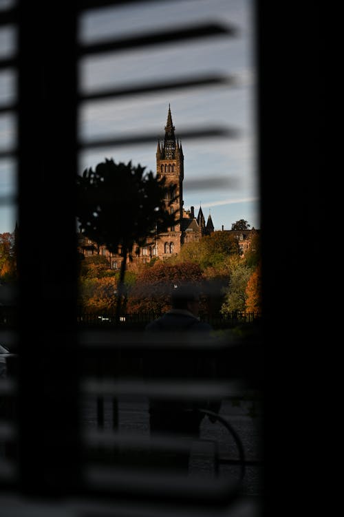 Foto stok gratis glasgow, kampus universitas, melihat melalui jendela