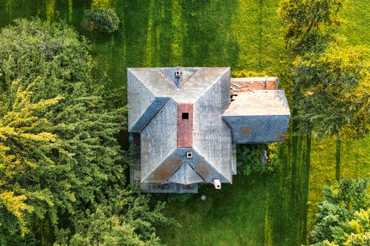 Overhead view of an isolated house with green grass and trees in Minnesota.