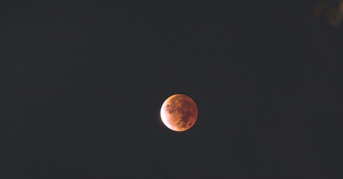 La sombra terrestre cubrió la mayor parte de la luna llena de agosto durante un eclipse parcial La sombra terrestre cubrió la mayor parte de la luna llena de agosto durante un eclipse parcial