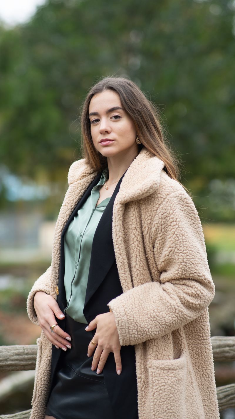 Woman posing in a teddy coat in Paris