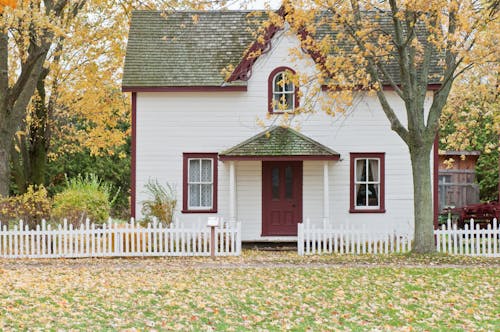 白色和红色带篱笆的木房子