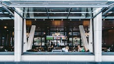 多伦多的露天餐厅采用现代设计，适合顾客用餐和聊天