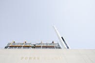 在安大略省伦敦，一座现代化发电厂矗立在晴朗的天空下，外部可见烟囱