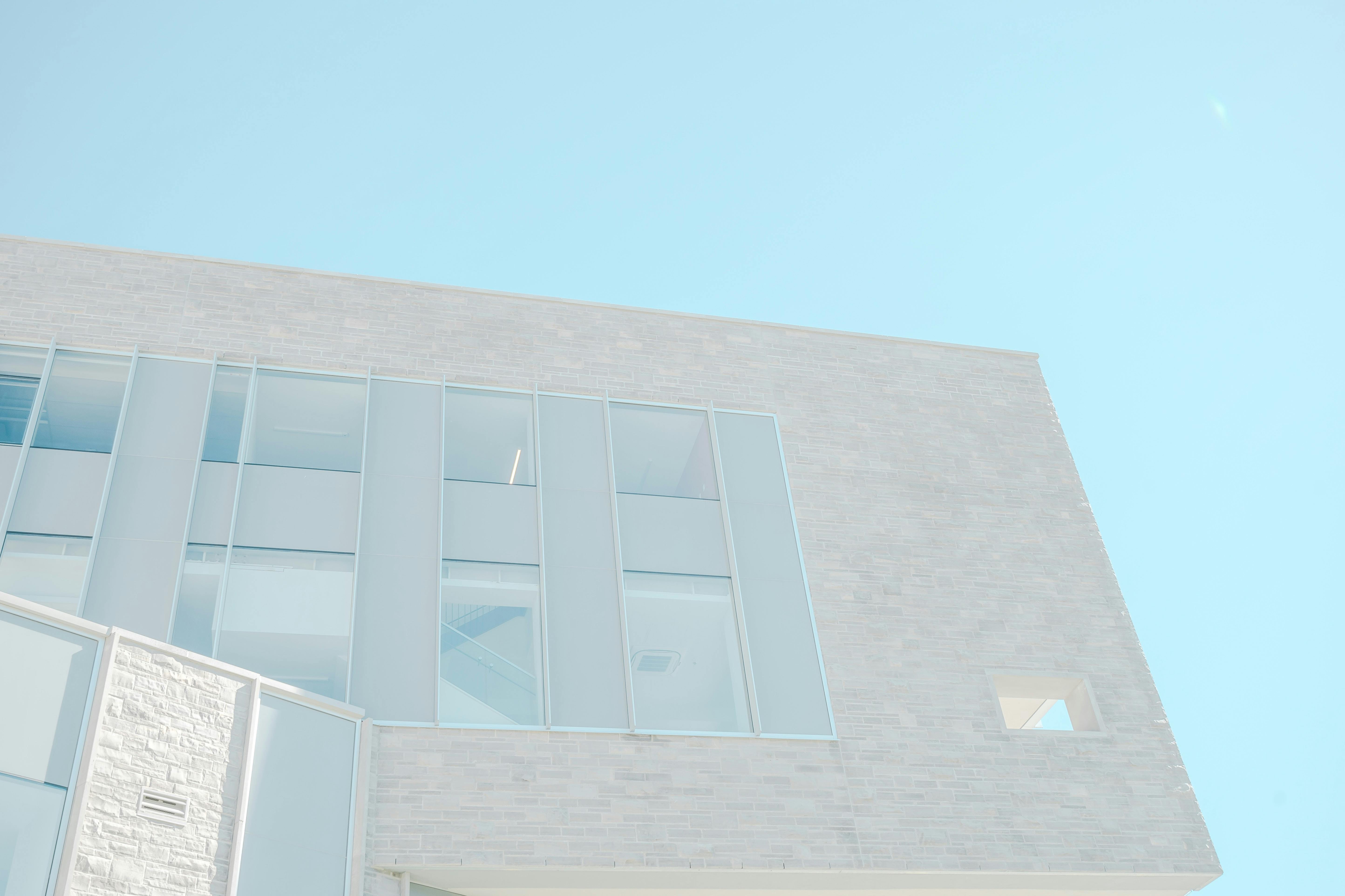 蔚蓝的天空下，一座现代建筑呈现出玻璃幕墙的外观