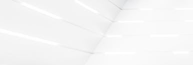 这座建筑线条清晰，风格现代，以干净的白色抽象造型呈现