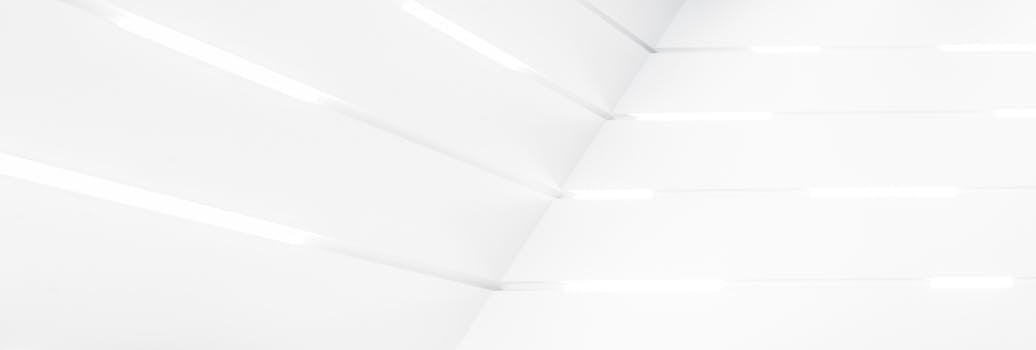 这座建筑线条清晰，风格现代，以干净的白色抽象造型呈现