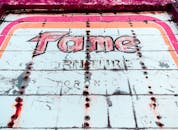 多伦多一个色彩鲜艳的生锈复古招牌特写镜头