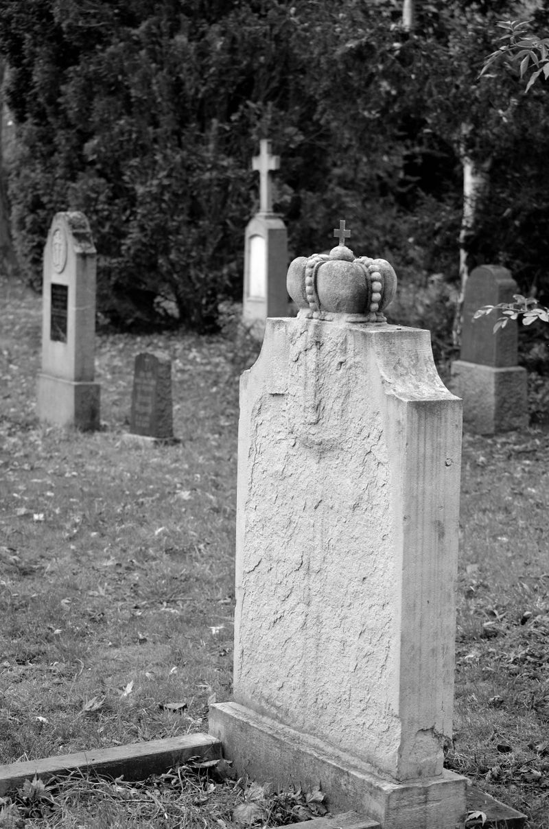 Klassischer Einzelgrabstein auf deutschem Friedhof