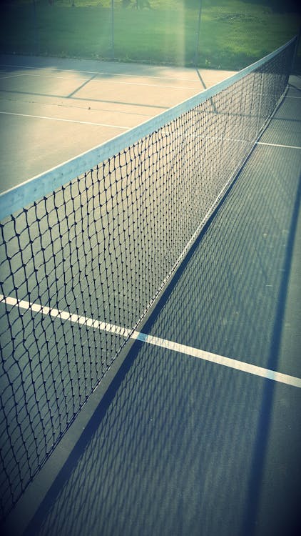 無料 地面に白いテニスネット 写真素材