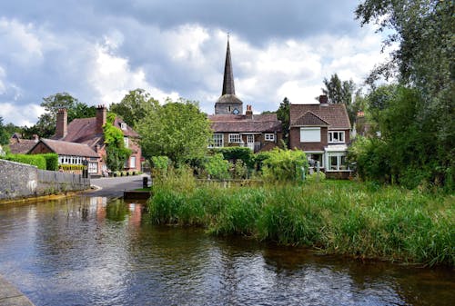 Gratis lagerfoto af bygninger, flod, kirke